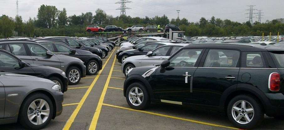 inmeten parkeerplaats